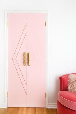أفكار باب خزانة الوردي لغرف النوم مع الأجهزة النحاسية