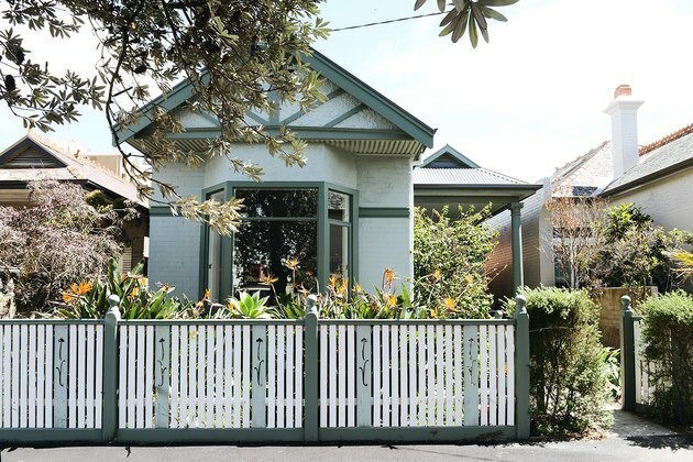 casa verde menta e verde floresta com guarnição da janela exterior