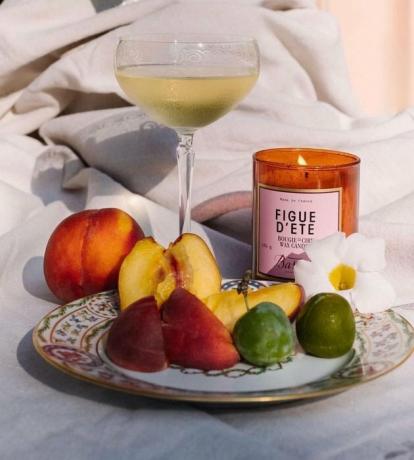 Vela Figue d'Ete de Bastide ao lado do prato de frutas e uma taça de vinho