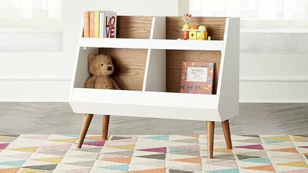 Crate and Barrel „Midcentury“ knygų lentyna
