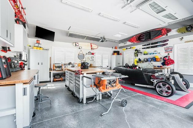 Área de trabalho e convivência de garagem com ideias de prateleiras de parede de garagem