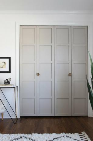 أفكار باب خزانة حديثة لغرف النوم باللون الرمادي مع الجدران البيضاء والأرضيات الخشبية الداكنة