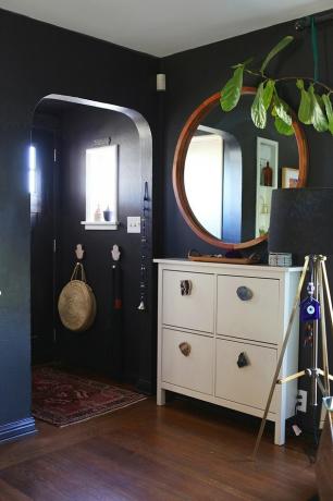 armazenamento de sapatos de entrada com gabinete IKEA branco com puxadores de geodo