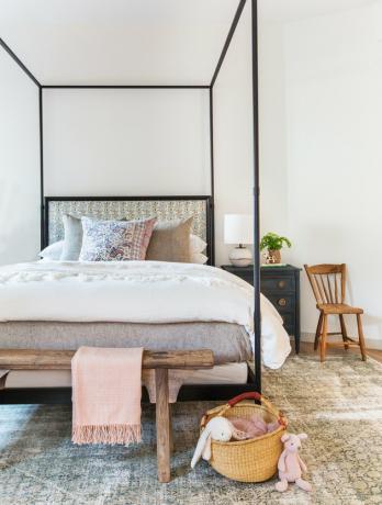 boho meisjeskamer met hemelbed met bloemen