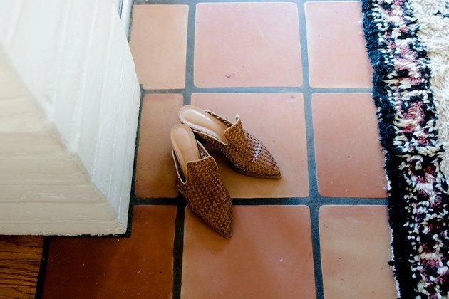 צילום מקרוב, של, אריח של Saltillo, עם, נעליים