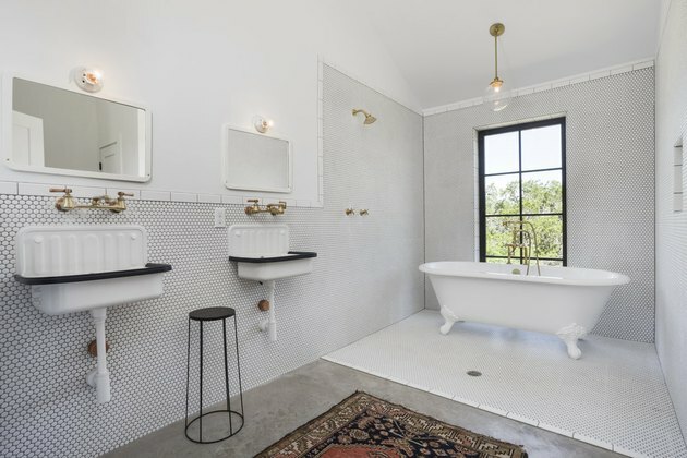 casa de banho moderna de quinta com lavatório duplo para casa de banho Farmhouse