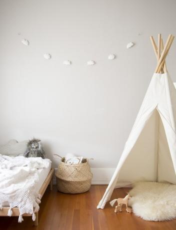 šedá minimalistická dievčenská spálňa s pevnosťou