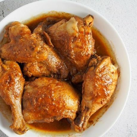 Kawaling Pinoy vištiena Adobo baltame dubenyje