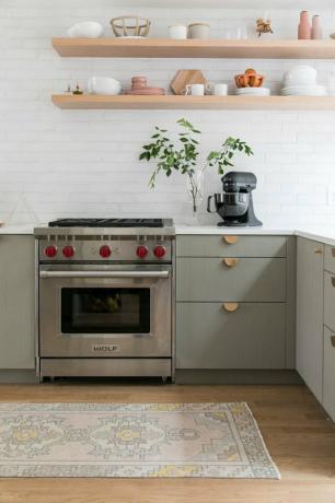 Cozinha moderna com armários de cozinha de tela plana de beadboard verde