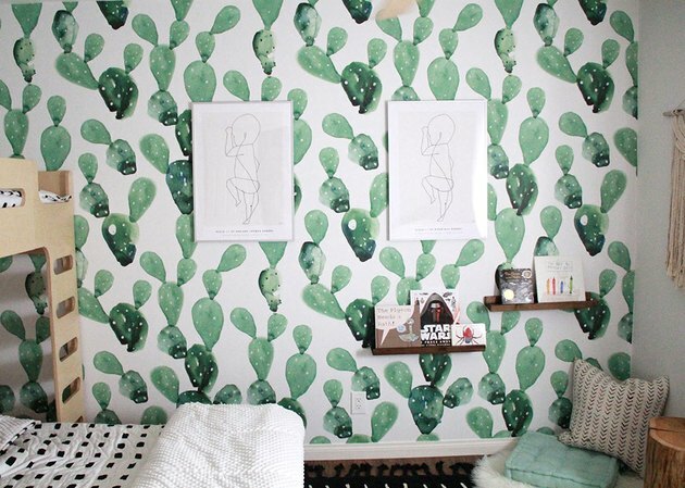 Idee per camerette con carta da parati verde cactus e scaffalature aperte