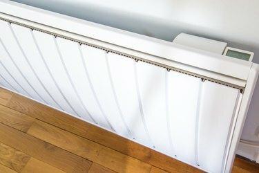 closeup radiator modern dengan suhu digital