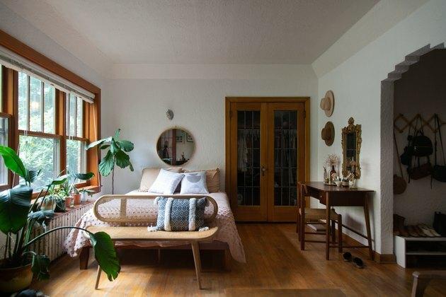 חדר שינה עם רצפות עץ, רדיאטור, לשכה