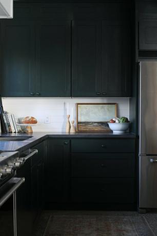 فكرة خزائن المطبخ الحديثة مع خزائن سوداء وأجهزة الفولاذ المقاوم للصدأ