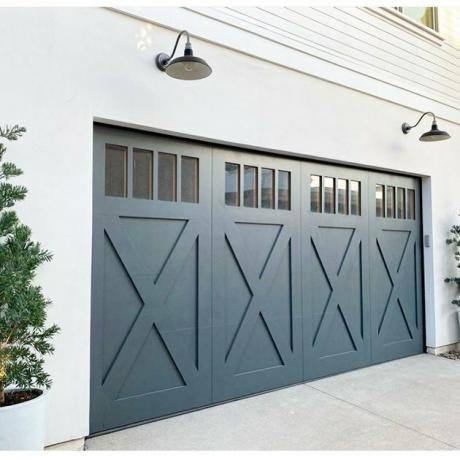 casa branca com portas de garagem azuis em estilo quinta