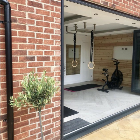 Small Garage Ideas com uma academia em casa em uma antiga garagem