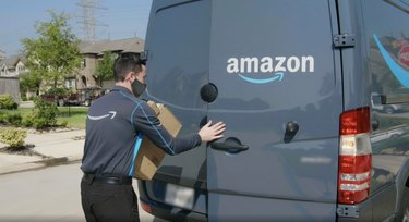 amazon dostavni kamion i vozač s amazon kutijama