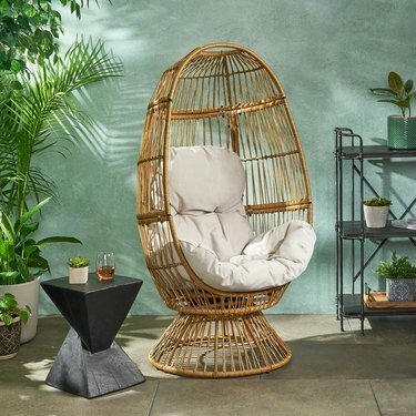 Christopher Knight Home Pintan Outdoor Wicker kääntyvä munatuoli tyynyllä