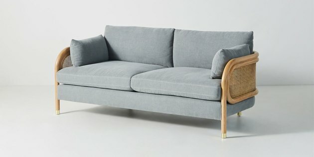 sofá costeiro da Anthropologie com dois assentos e encosto