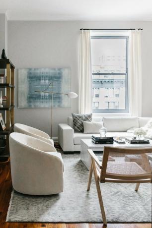 Apartamento contemporâneo com móveis simples para sala de estar