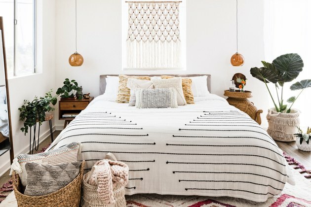 quarto com decoração e plantas boho