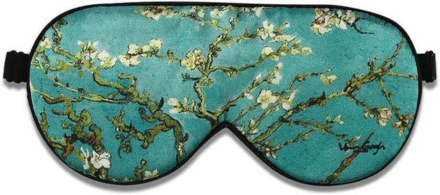 Tämä Vincent Van Goghin Almond Blossom -maalaukseen perustuva silkkinaamio näyttää juuri niin hyvältä kuin se tuntuu. Se on valmistettu 100 % mulperipuusta valmistettusta silkkivuoresta, sen koko on säädettävissä, ja siinä on paljon muita kuvioita – yksinkertaisista tähdistä hassuihin kukkakuvioihin.