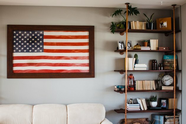 estante industrial DIY de nogueira e cobre