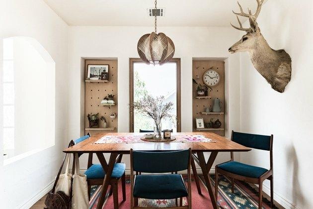 Sala da pranzo con ripiani in legno per riporre oggetti