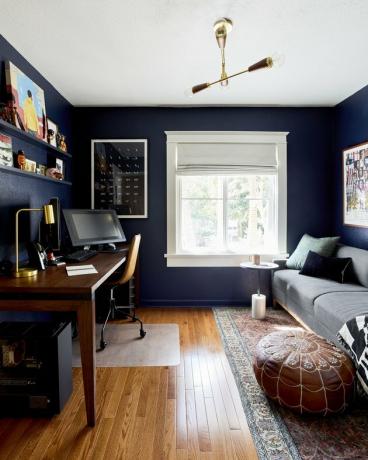 home office azul com decoração de meados do século e pufe marroquino