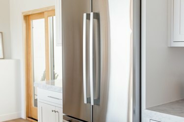 Διπλές πόρτες από ανοξείδωτο ψυγείο.