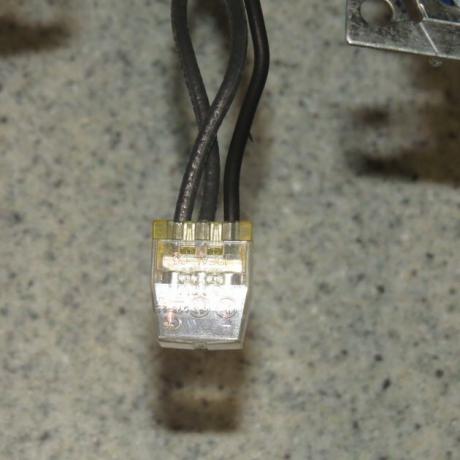Push-fit draadconnector die zwarte draden verbindt.