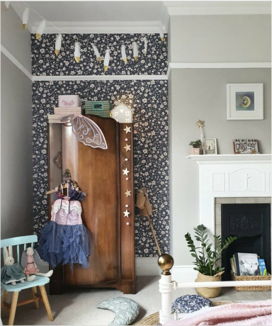 Guarda-roupa vintage em quarto de meninas para armazenamento de brinquedos