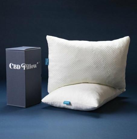 kartoninė dėžutė ir CBD pagalvės sukrautos