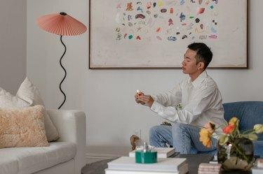 David Samuel Ko, de Maison Ko sentado en casa en la sala de estar