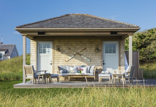 Met hout afgewerkte tan shake gevelbekleding exterieur strandhuiskleuren met zitgedeelte buiten