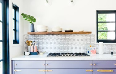 Keuken met witte tegel backsplash, blauwe specie, lavendel kasten.