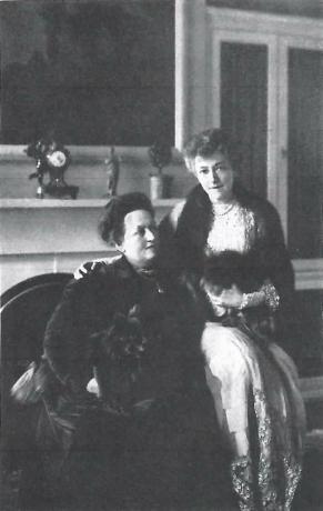 Fotografía en blanco y negro de Bessie Marbury y Elsie de Wolfe de My Crystal Ball, 1923