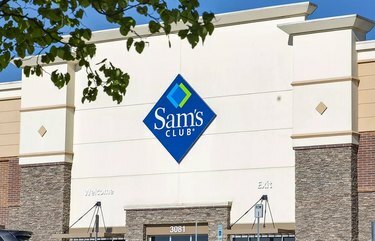 Negozio di Sam's Club con logo davanti a un cielo blu.