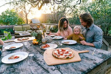 pizza party in giardino con ooni