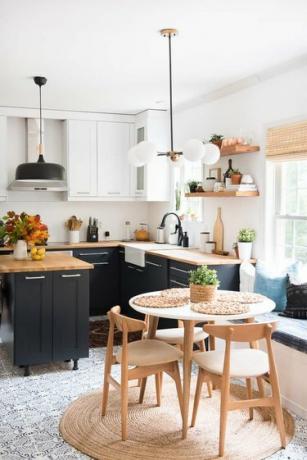 juoda valgomoji virtuvė su modernaus medžio stalu ir kėdėmis