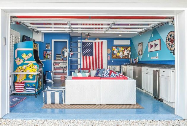 Ideias para bar de garagem convertido com quitinete, banheiro e fliperama
