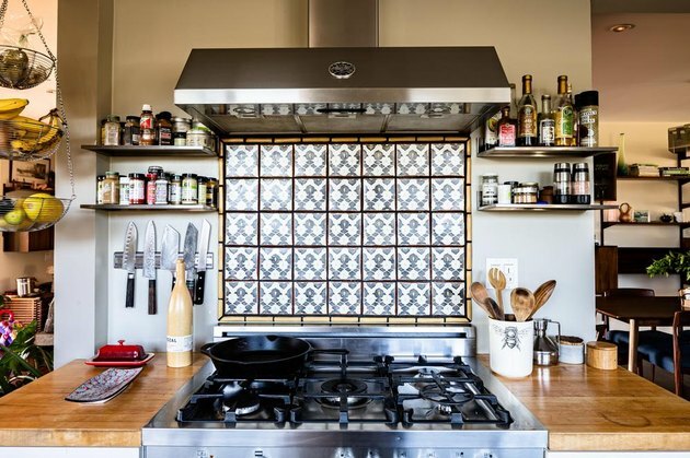 fogão a gás com backsplash de azulejos