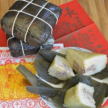 Bolos de arroz pegajoso Banh Chung Tet da cozinha do Viet World