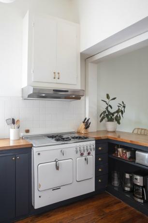 Antigo estilo retro branco novo fogão a gás na cozinha tradicional