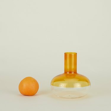 الدورق البرتقالي والشفاف