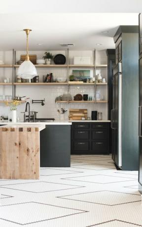 Idéias de azulejos de cozinha com formas geométricas e armários pretos