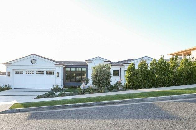 casa com porta de garagem branca tipo carruagem