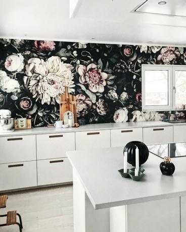 فكرة خلفية المطبخ مع طباعة الأزهار السوداء