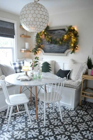 Decorações de Natal rústicas no recanto do café da manhã com almofadas e guirlanda