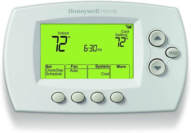 Termostato retangular arredondado branco com interface retroiluminada verde