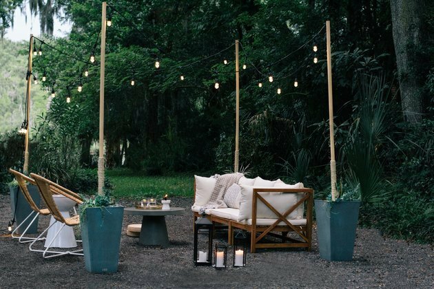 moderna idea per feste all'aperto con area salotto e luci e lanterne a corde